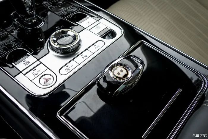 宾利飞驰对比迈巴赫s480气场,宾利飞驰街拍气场霸气视频