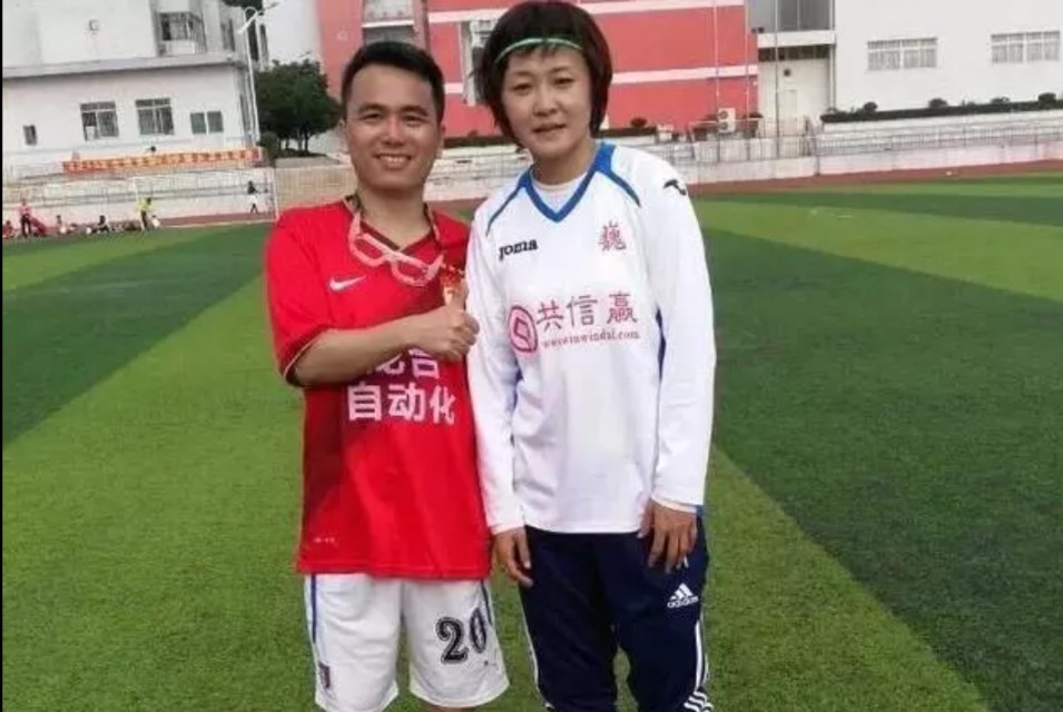 女足队员秀腹肌,女足队长秀六块腹肌