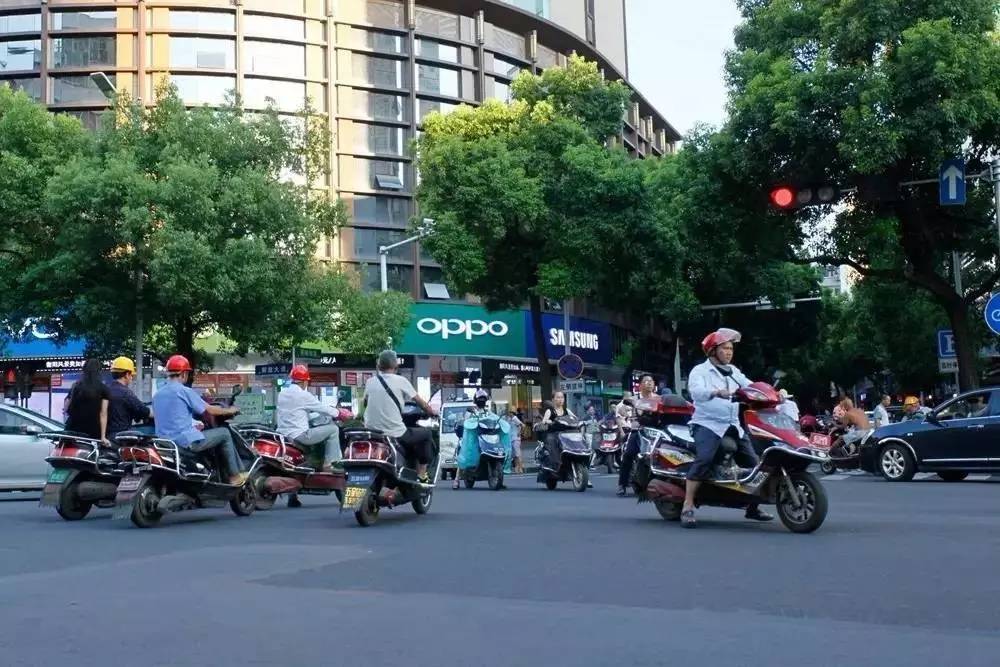 电动车三元锂电池爆燃视频,锂电池电动车爆燃视频