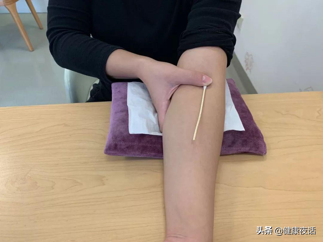 手臂抽血后鼓包肿了青紫疼痛,抽血后鼓包了要怎么处理