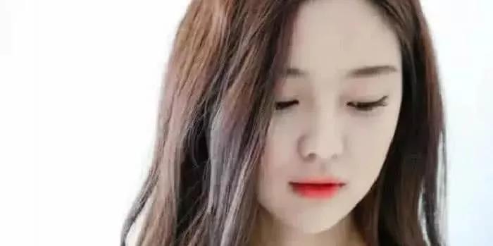 女生问你扎头发好看还是散着好看,女生扎头发好还是披头发好