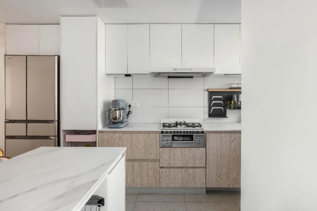 100平现代简约阳台装修风格,125平带阳台简约温馨装修风格