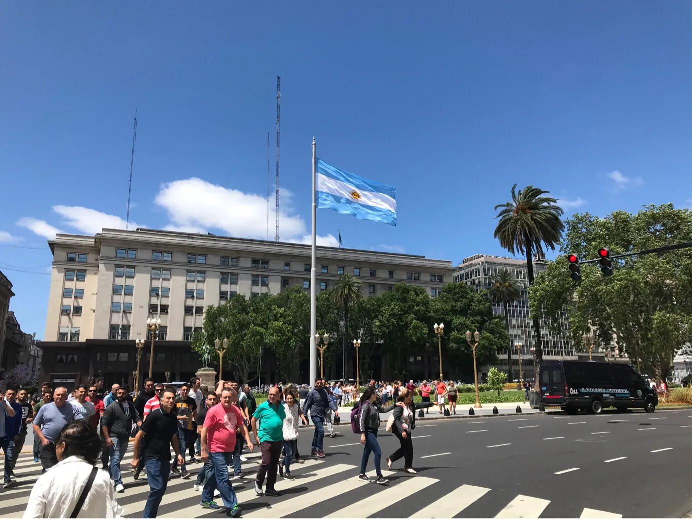 英国单方面宣布疫情结束,英国疫情首相喊话英文版