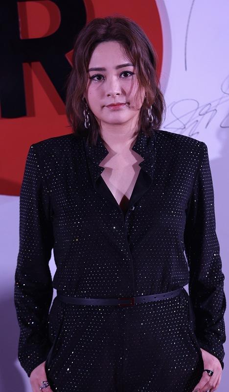 阿娇穿黑色裤子 (阿娇穿高腰裤的照片)