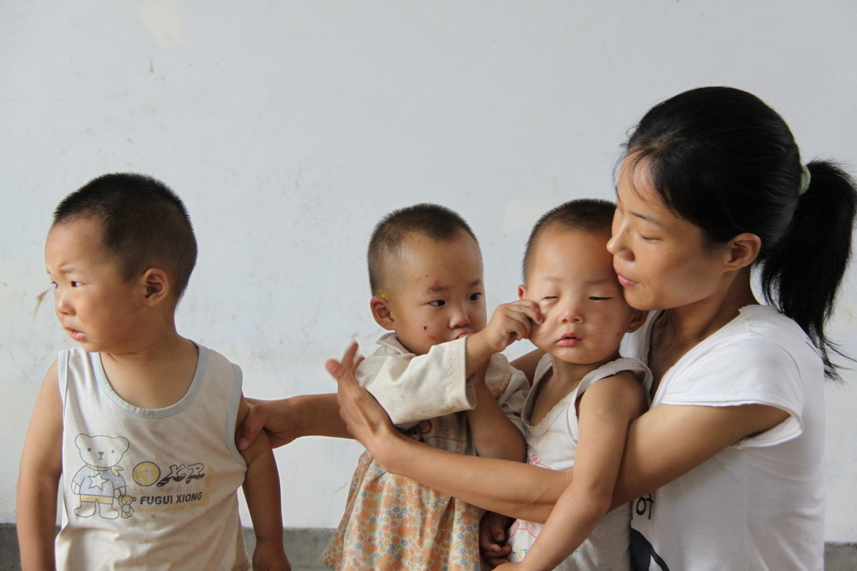 孩子总是偷涂口红怎么办,女儿偷抹妈妈口红怎么引导