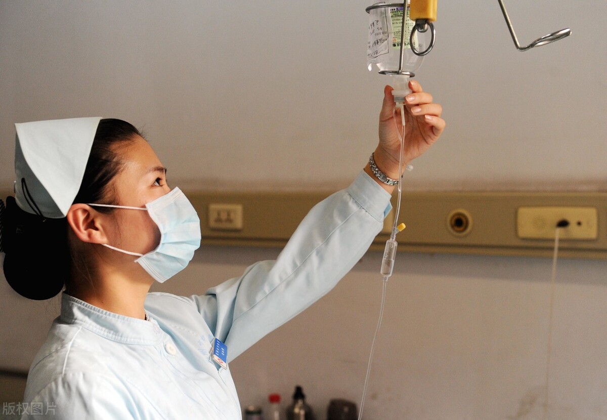 输液遇到吊瓶不冒泡是怎么回事,输液过程中发现液体不滴