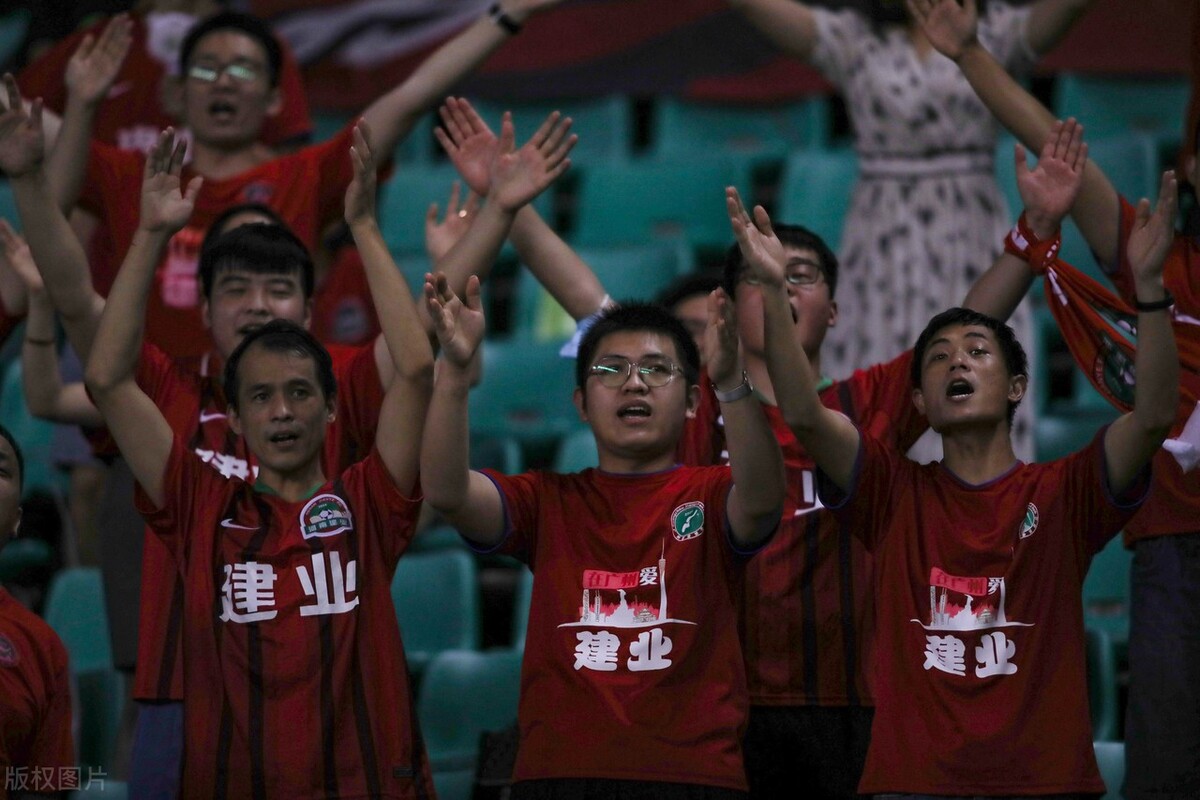 中国球迷送别主帅,河南球迷送别多拉多