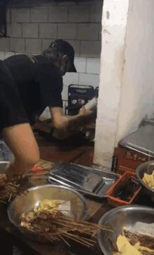 都说明星买鞋容易,看王鹤棣什么水平,万元神鞋打球扫雪毫不心疼