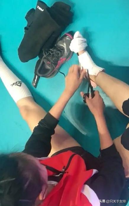 女排颜妮拦网拦到对手怀疑人生,女排护踝