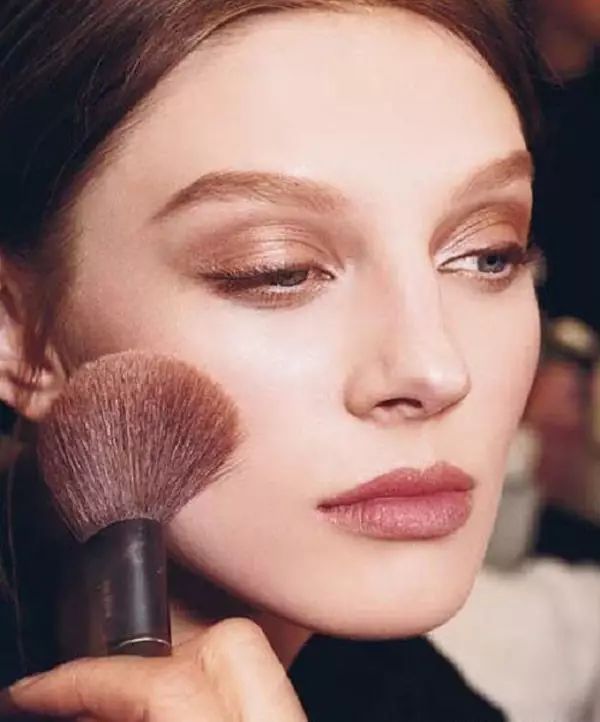 补妆用透明散粉还是肤色散粉好,散粉可以用来补妆