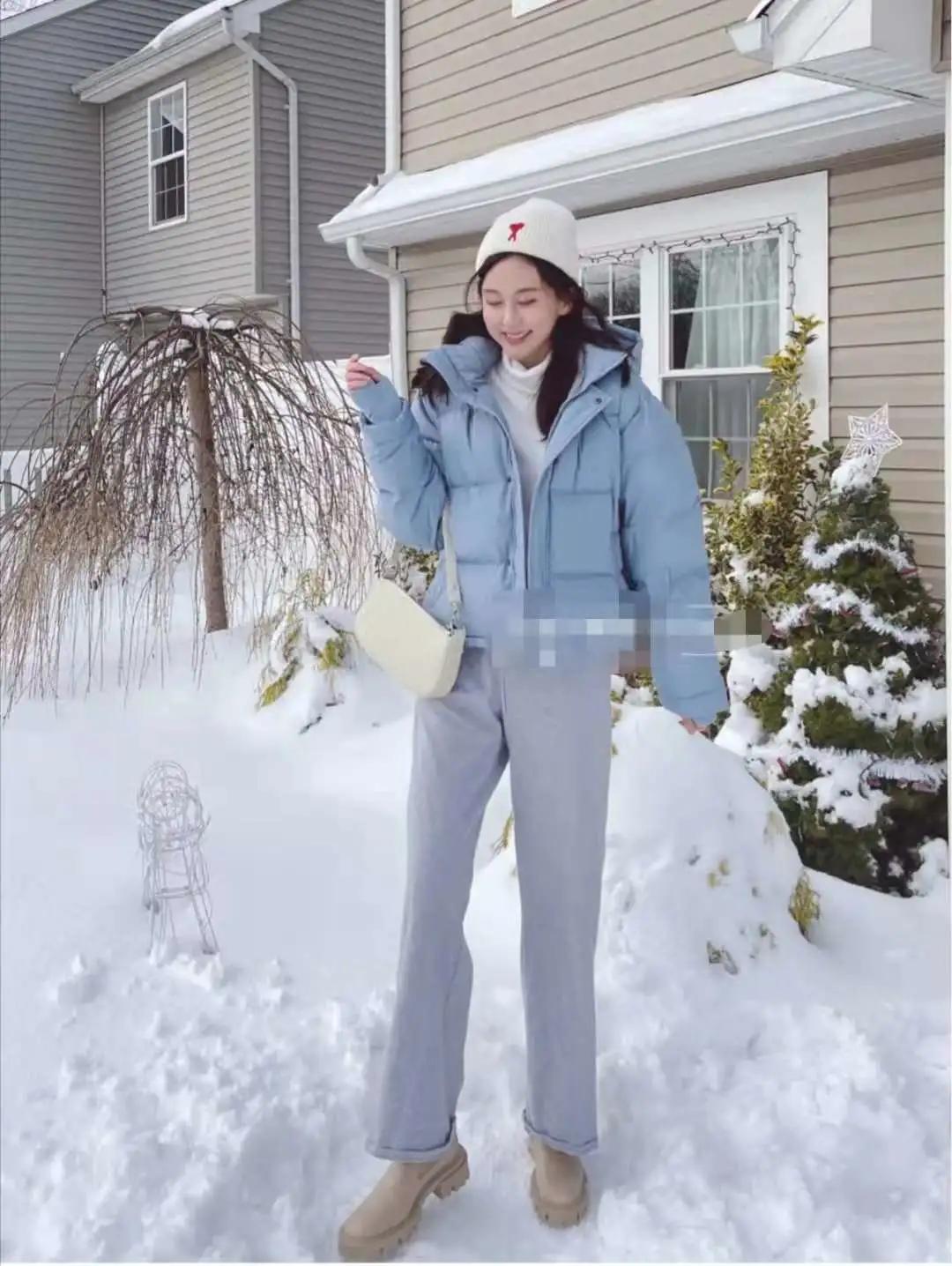 藏蓝色短款羽绒服搭配下装,短款收腰羽绒服适合配的下装