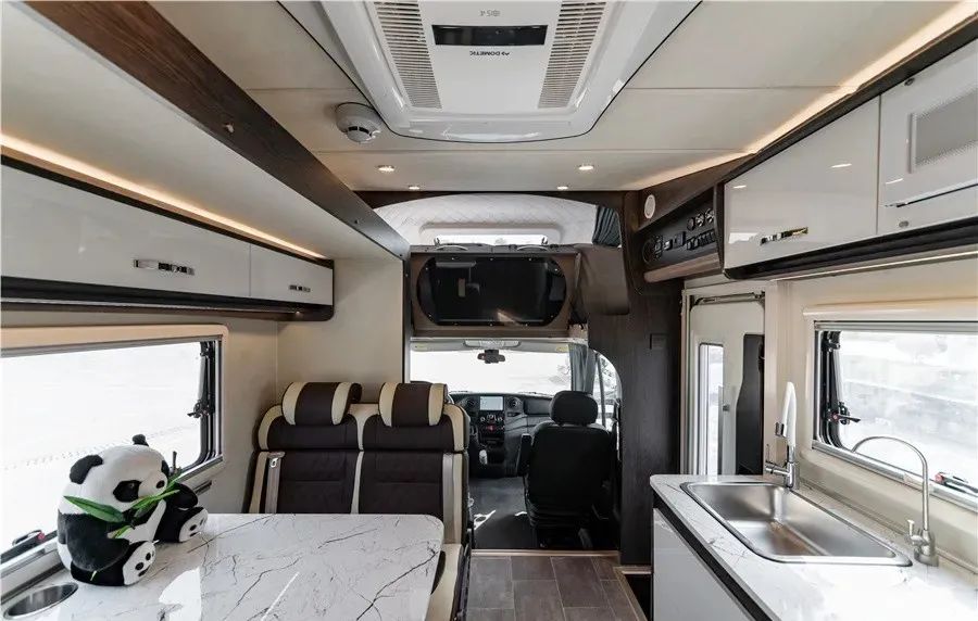 凤凰上途C1双拓旗舰版可住6人的“蓝精灵”48V20度电水电高配