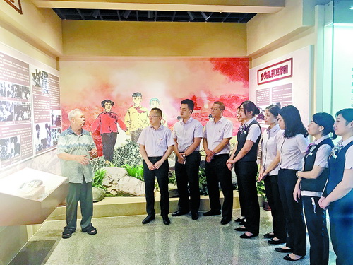 使命在肩争先锋金融为民践初心厦门农行发挥*党**员模范带头作用,以优质服务助力地方发展(一)