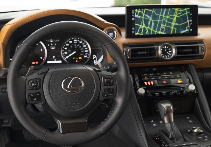 B级车别乱选，雷克萨斯IS品质可靠，档次足，没买车的别着急