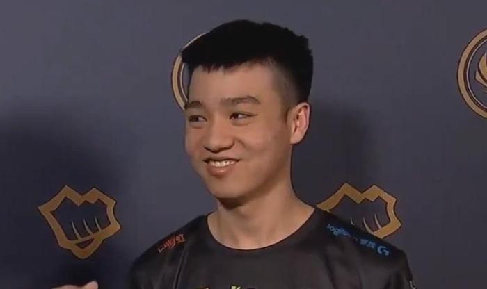 严君泽当uzi的辅助我也行,uzi小虎二打五严君泽反应