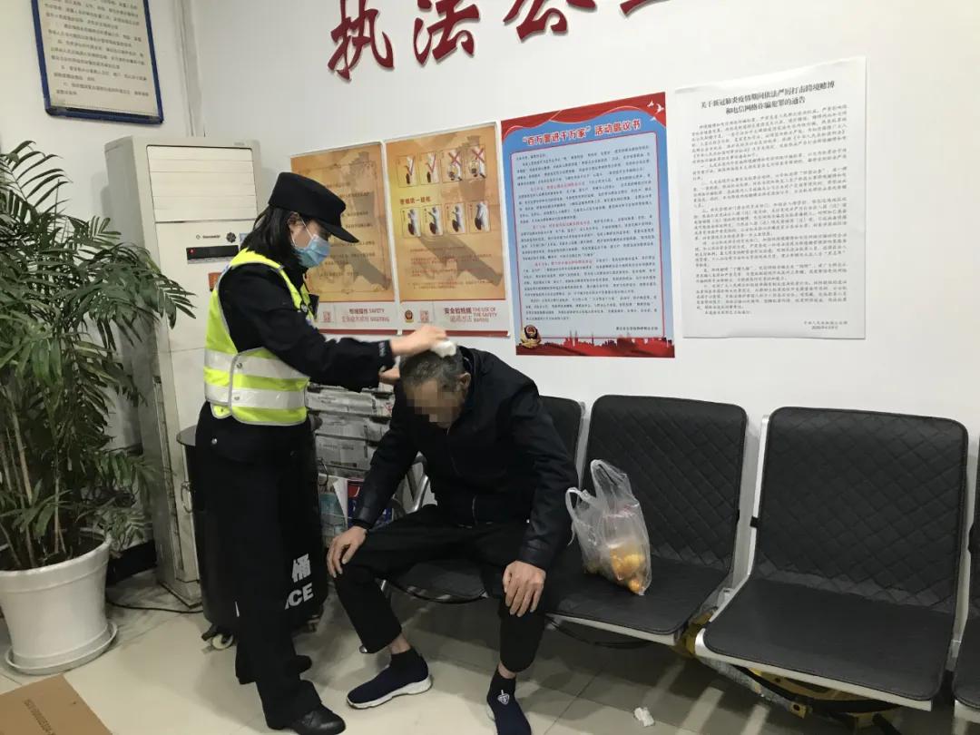 两位七旬老人浑身湿透,白发老奶奶在雨中