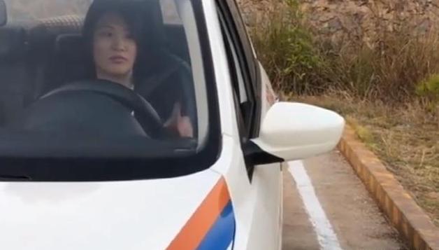 倒车入库担心碰到对面的车头,总觉得倒车入库车头不正