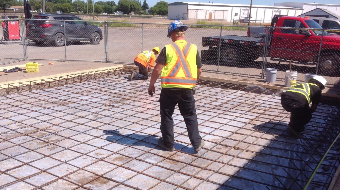 刚毕业去干施工好还是去做监理好,毕业生去施工单位的前景如何