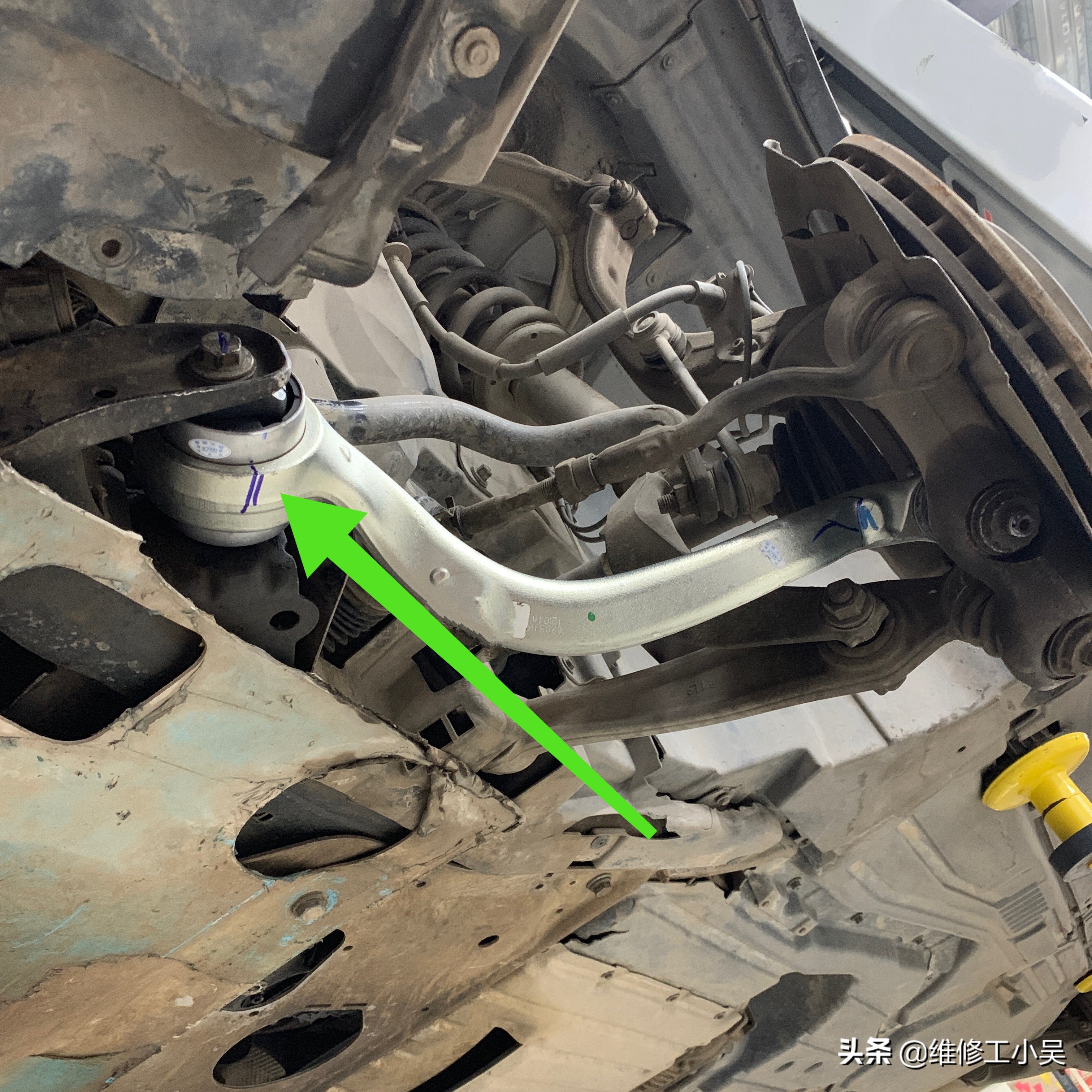 宝马下摆臂橡胶有一点渗油,宝马摆臂漏油怎么回事