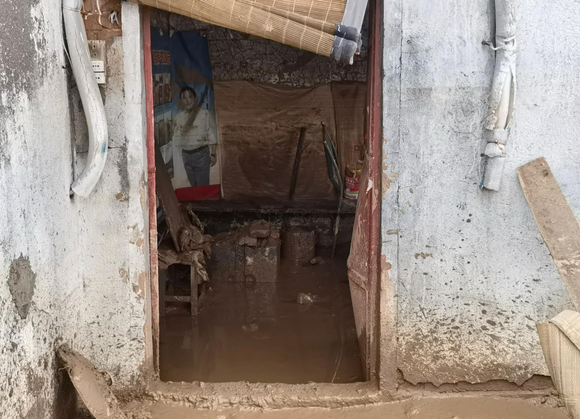 警徽闪耀抢险救灾,抢险救灾警徽闪耀暴雨中逆行