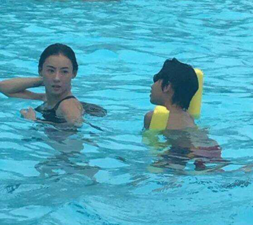 现在的张柏芝暴瘦,张柏芝出镜腰腹再隆起变圆