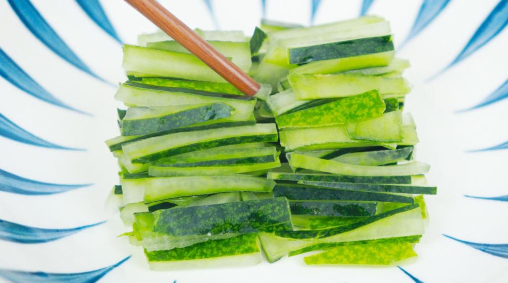 冬瓜皮和茯苓再加荷叶能祛湿吗,薏米加冬瓜皮可以天天吃吗