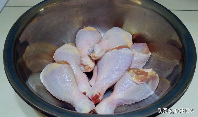 腌制的奥尔良味大鸡腿,中式炸鸡腿腌料配方