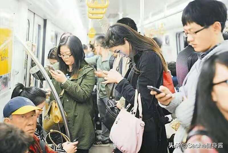 含胸驼背不怕，2个面墙动作，帮你纠正