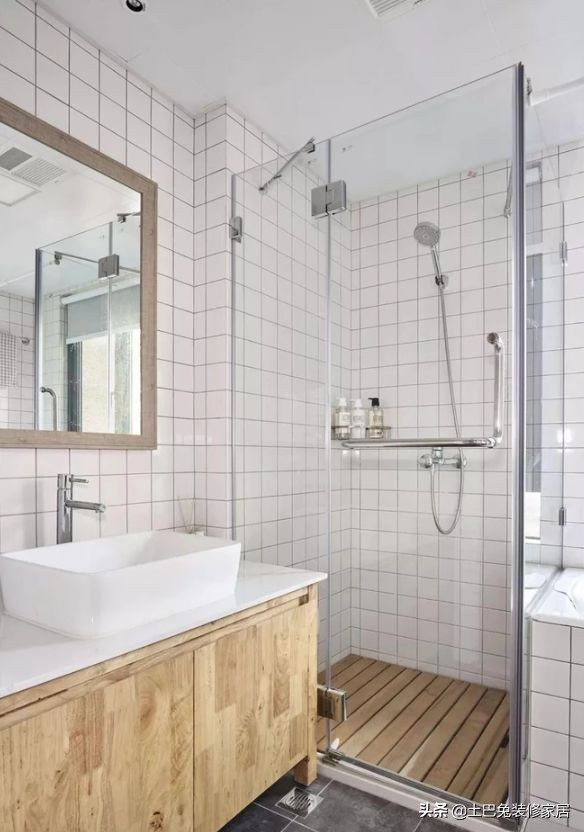 浴室柜选实木的还是塑钢的,pvc浴室柜可以防潮吗