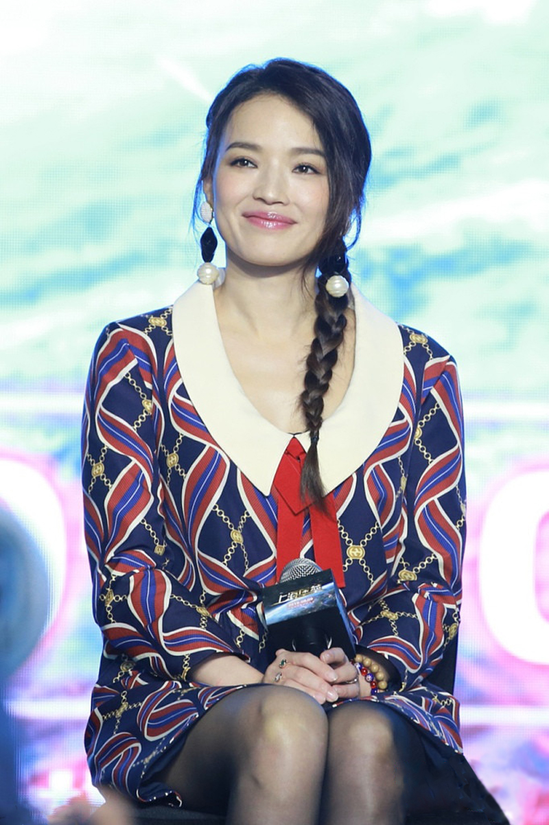 43岁舒淇发型女人味十足可盐可甜 (43岁舒淇穿不规则风衣裙配短靴)