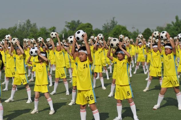 里皮刚走青少年足球就出事！小孩冲突家长互踹，国足还有希望吗？