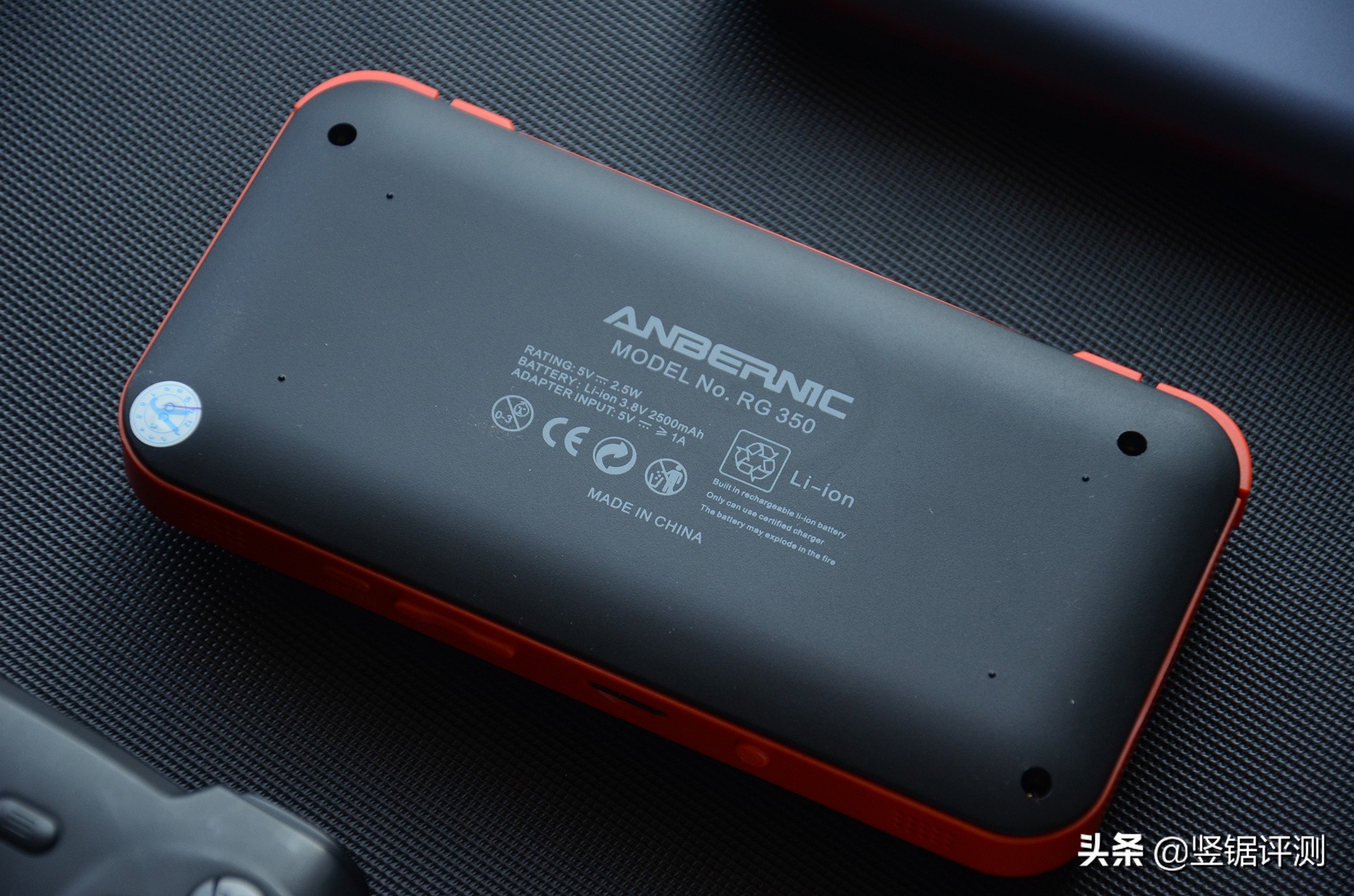 3.5英寸IPS屏，能模拟运行数千款游戏，国产“口袋掌机”评测