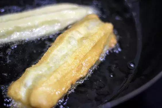 大锅炸油条的做法和配方窍门,在家自己炸油条的最简单的方法