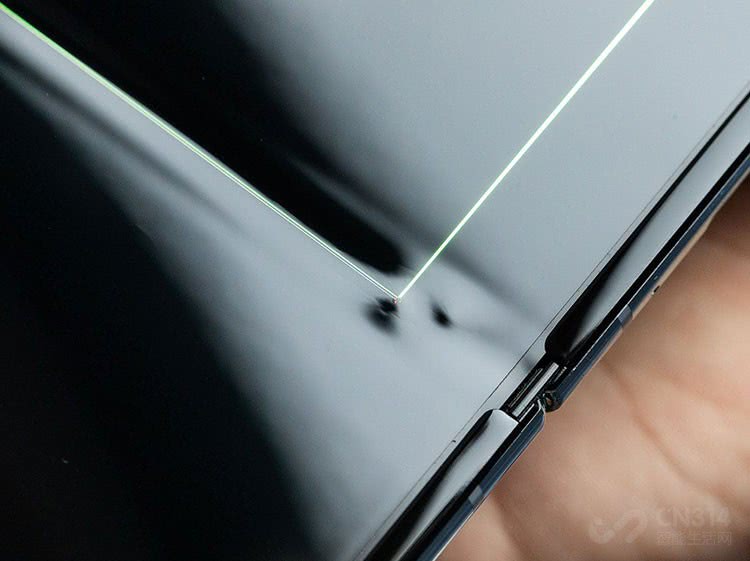 三星折叠屏手机屏幕坏了怎么办,三星折叠手机突然破损