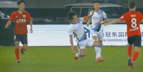 中超吐槽：郑龙掀翻中超最大牌外援，这个犯规有多恶劣