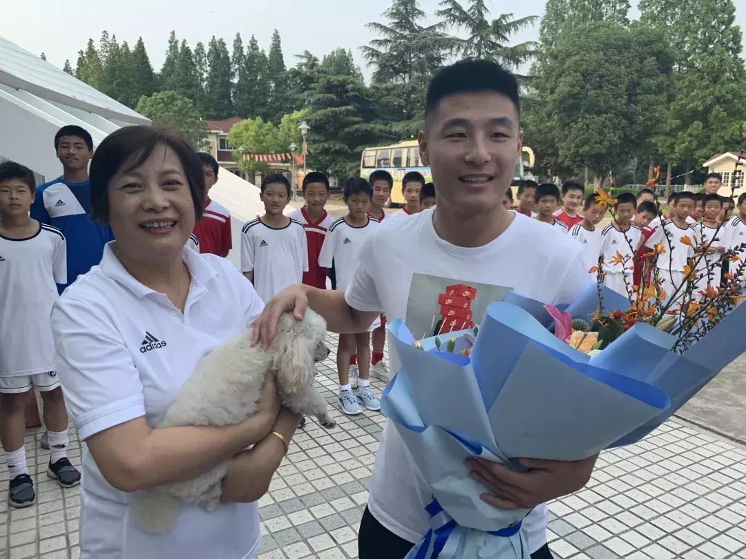 武磊从西班牙回来看望徐根宝视频,武磊回崇明基地看望恩师徐根宝