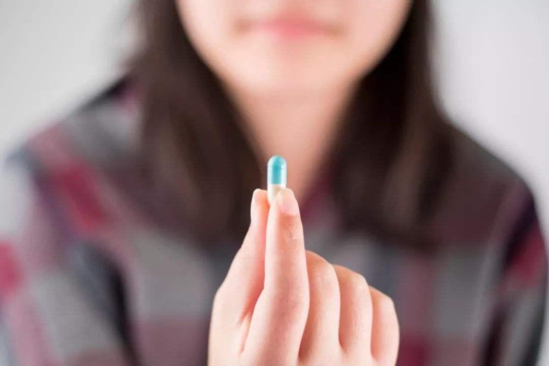 泌乳素高服用溴隐亭和黄体酮吗,泌乳素太高吃溴隐亭可以回奶吗