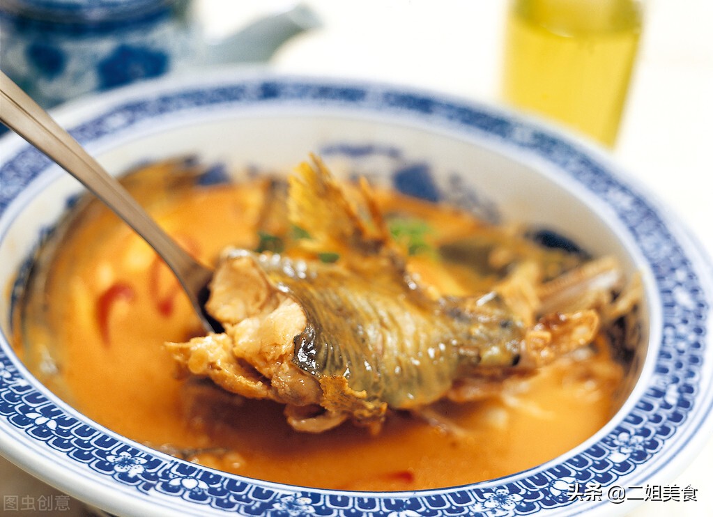炖鱼怎么炖不腥又不柴,鱼如何炖得鲜嫩不柴