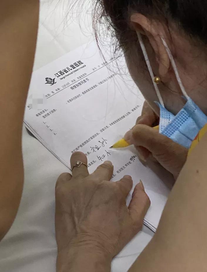 65岁老人感动落泪,领奖台上感动的哭了