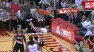 街球左右手交替胯下大幅度运球,单手运球转身加胯下街球动作