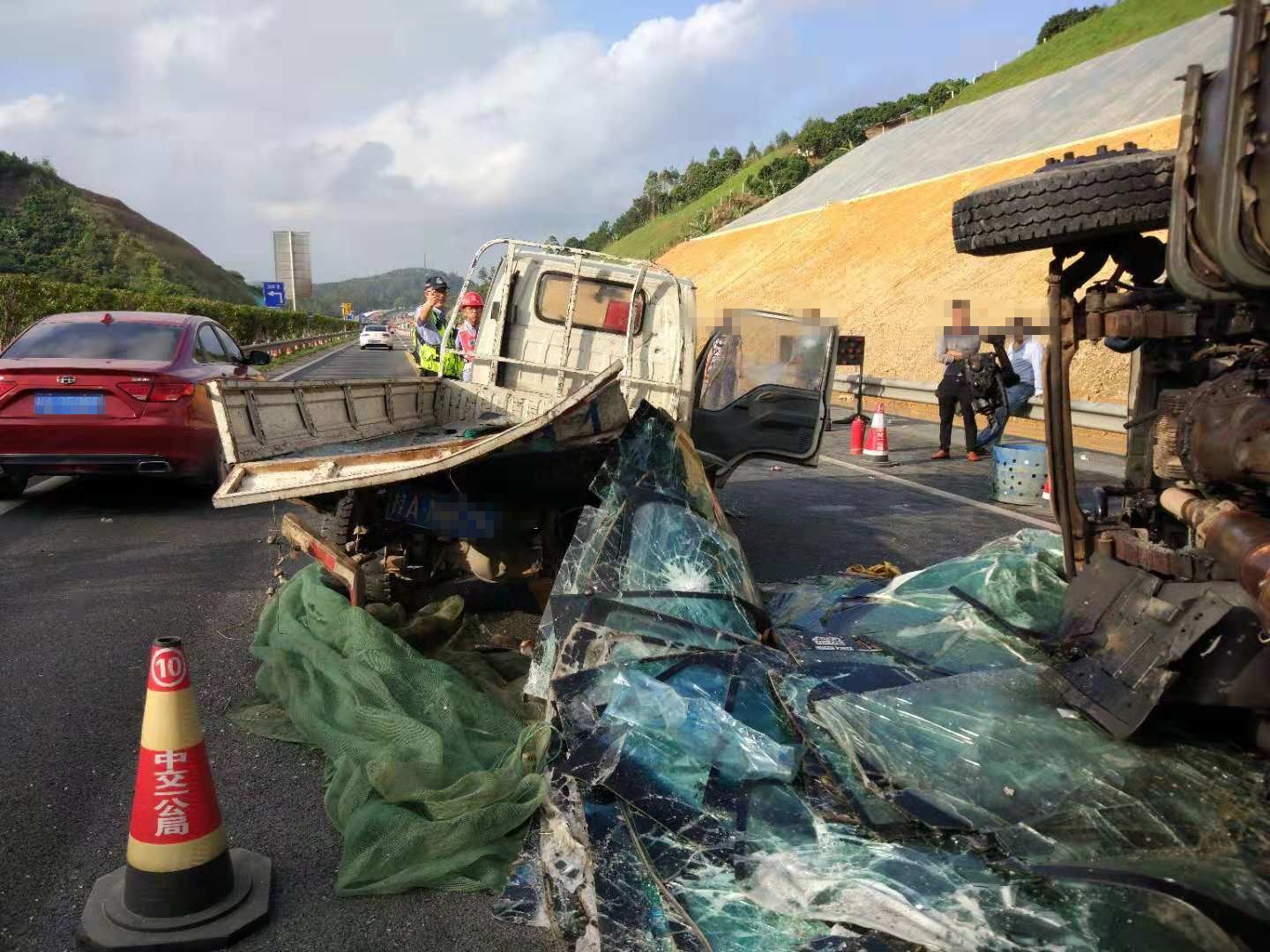 阳光刺眼导致追尾,阳光刺眼追尾事件