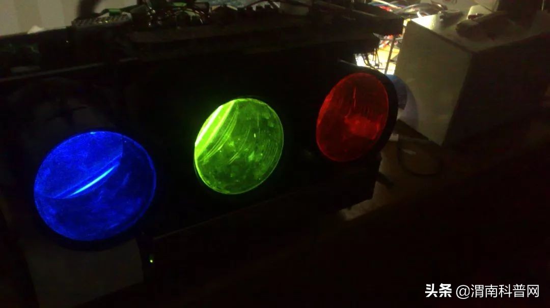 投影仪怎么完美匹配幕布,投影仪怎么实现虚实结合