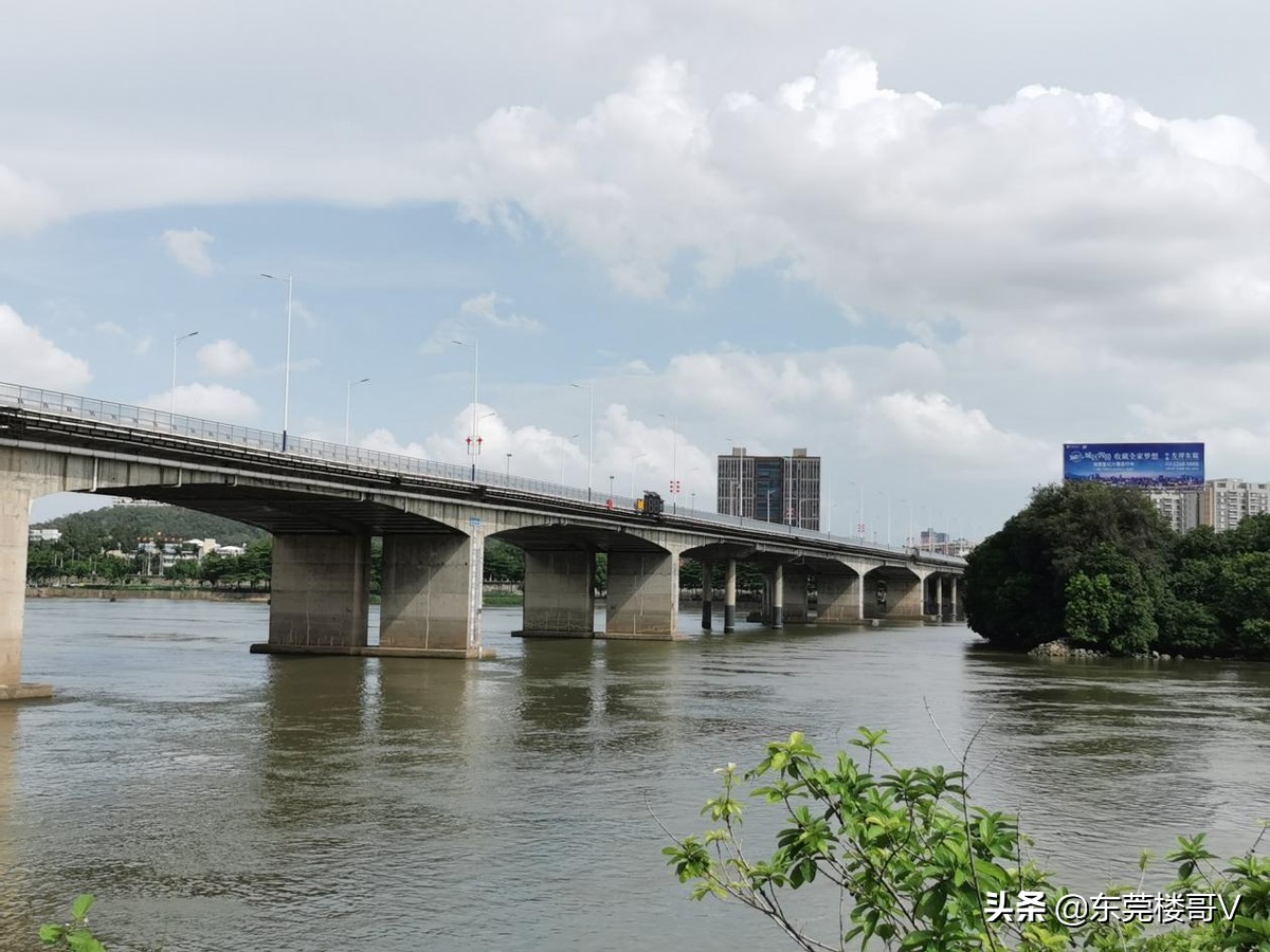 楼哥炒股不迷路,东莞华侨城天鹅堡和中海左岸东宸