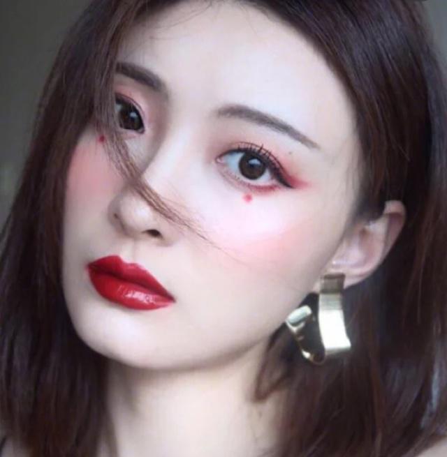 桃花眼的女人二十种眼型图解,桃花眼是最美眼型