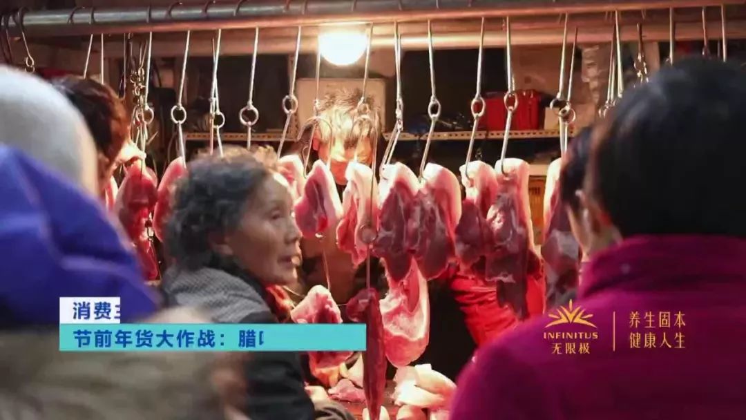 又到熏腊肉灌香肠的时节,做好的香肠在家熏腊肉