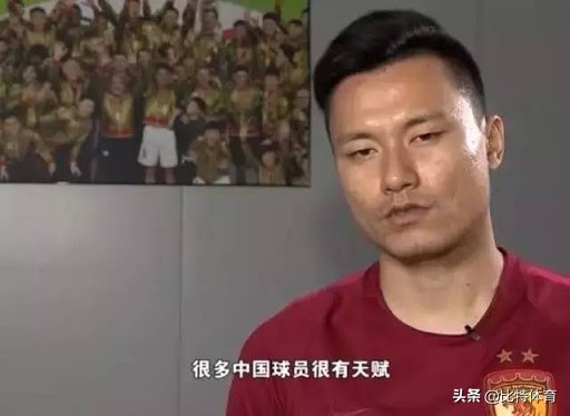 少年一脚把足球踢飞了,少年飞踢