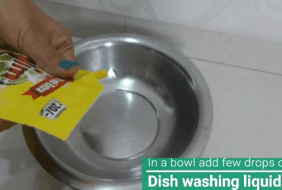 老房子墙面发霉发黑怎么处理,卫生间隔壁墙面受潮脱皮如何处理