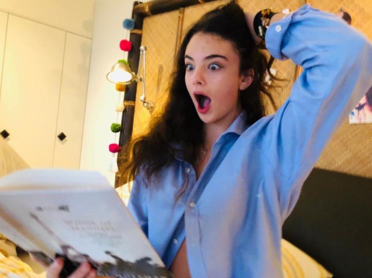 拥有祖传的神颜，进军时尚圈成新宠儿，老妈还是意大利性感女神