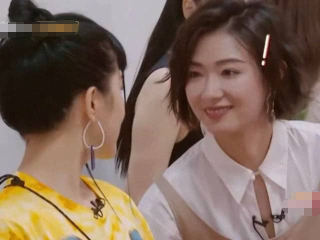 万茜口红蹭蓝盈莹身上,万茜涂口红