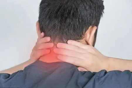 得了颈椎病到底要怎么治疗才能好,为什么会得颈椎病引起肩膀疼